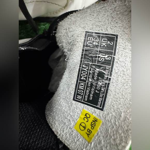 Dr. martens kids shoes Size 3‎ - Picture 9 of 9